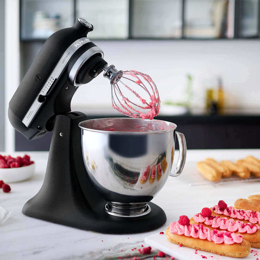 5KSM175PSEBK KitchenAid Artisan robotgép öntöttvas fekete színben, lifestyle kép