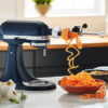 5KSM1APC spirálozó adapter KitchenAid robotgéphez, édesburgonya spirálvágás közben. 5KSM1APC spirálozó adapter KitchenAid robotgéphez, édesburgonya spirálvágás közben.