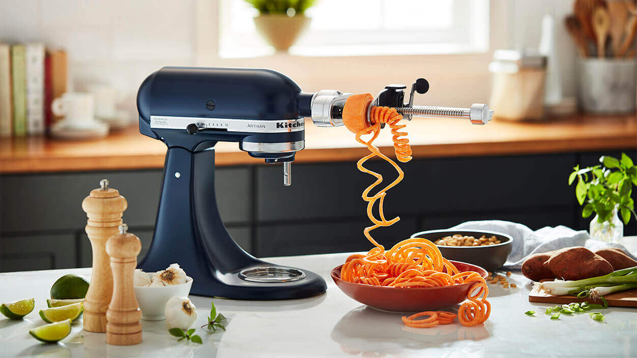 5KSM1APC spirálozó adapter KitchenAid robotgéphez, édesburgonya spirálvágás közben.