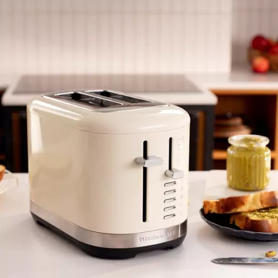 Kenyérpirító tartós, mindennapi használatra tervezve.