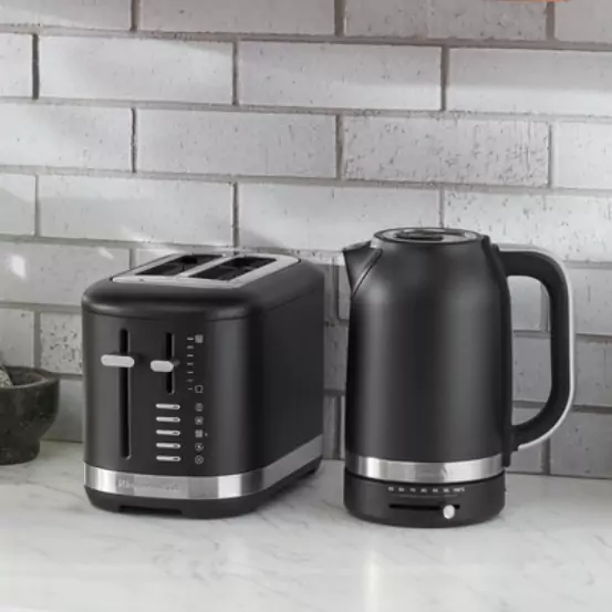 Mattfekete színű reggeli szett a konyhában.