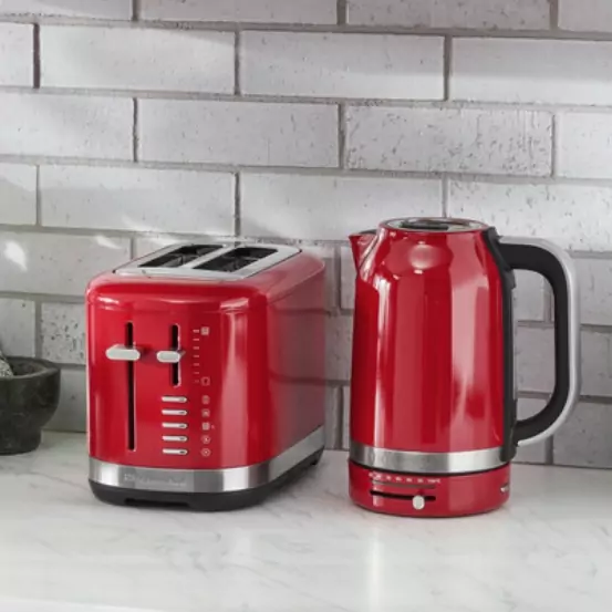 Piros színű reggeli szett a konyhában.