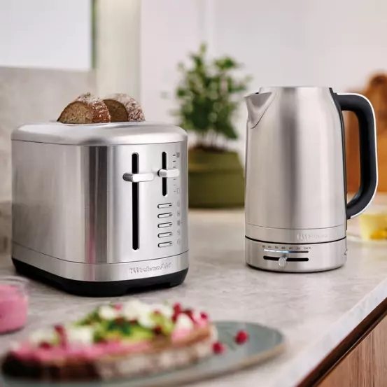 Készül a reggeli a kenyérpirítóval és a vízforralóval.