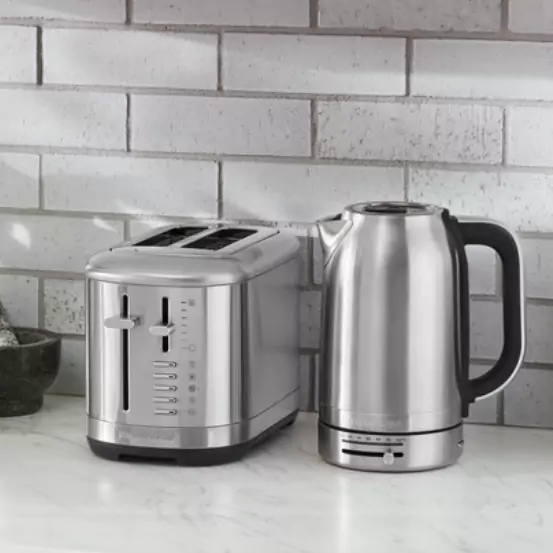 Acél színű reggeliző szett a konyhában.