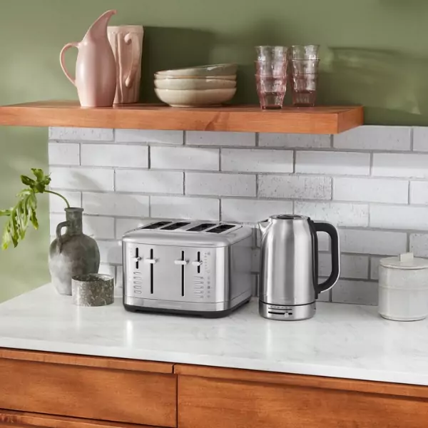 A reggeliző szett készen áll a reggeli elkészítéséhez.