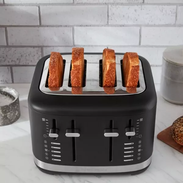 Fekete kenyérpirító 4 elkészült pirítóssal felül nézetből