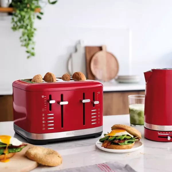 4-szeletes piros kenyérpirítóval és vízforralóval készül a reggeli.