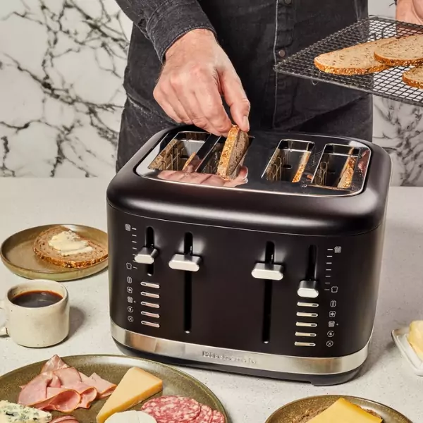 4-szeletes fekete kenyérpirítóba helyezik a pékárut.