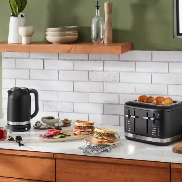 A konyhában készült a reggeli kenyérpirítóval és vízforralóval.