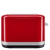 Piros színű kenyérpirító teljes oldal nézetben bal oldalról.