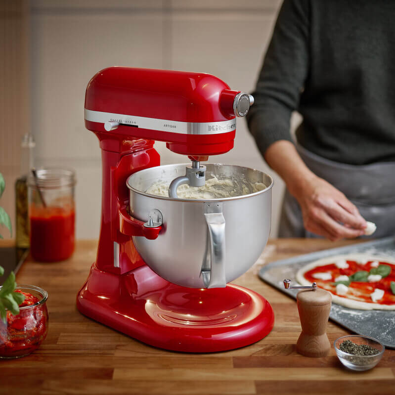 Az életteli piros színű Artisan 5,6 literes robotgéppel öröm pizzát készíteni