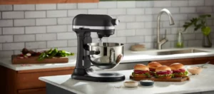 Emelőkaros robotgép és az elkészült hamburgerek