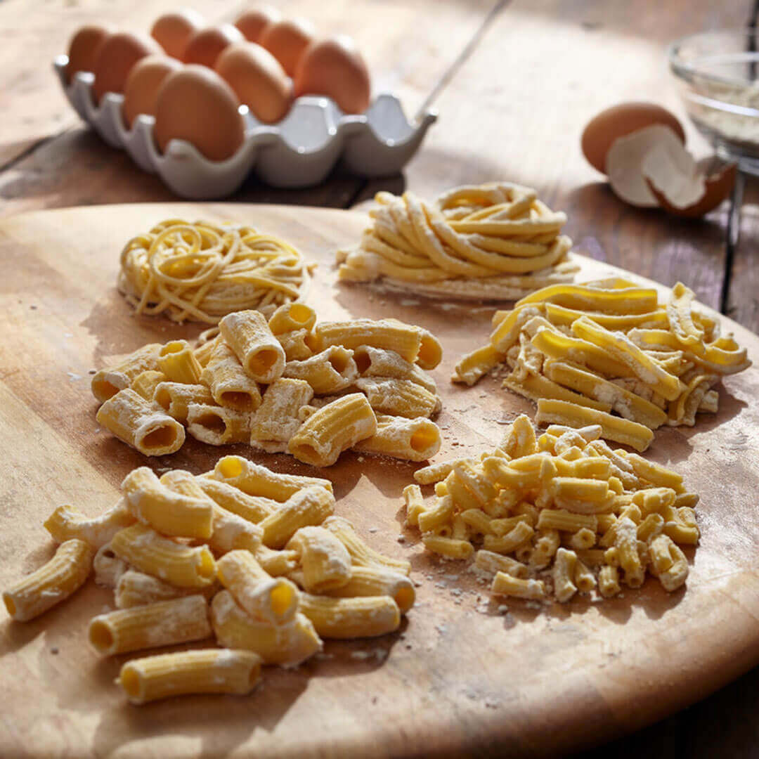 Olasz tésztakészítő adapterrel készített tészták Tésztakészítő adapterrel készített olasz tészták, az adapterrel hatféle tészta készíthető: spagetti, makaróni, bugatini, fusili