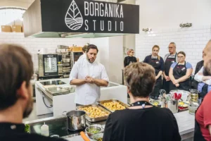 Az első Széll Tamás workshopon, a Borganika stúdióban, húsvéti receptek elkészítését mutatja be a chef több mint 25 résztvevőnek.
